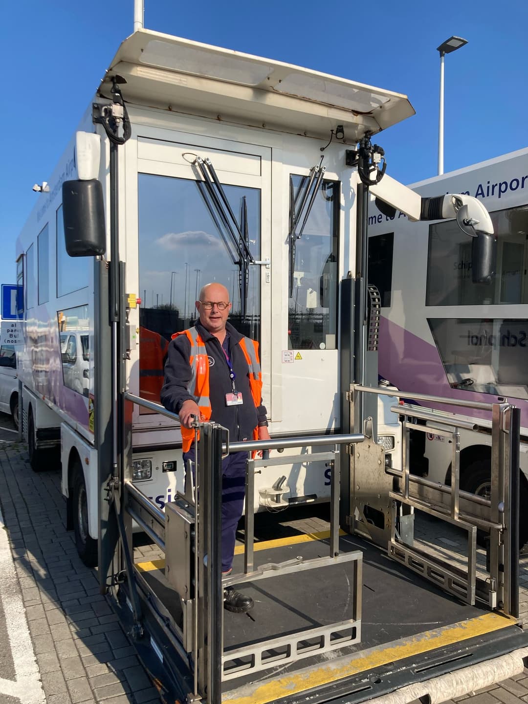 Van viswinkel naar vliegveld: Louis (62) is passagiersassistent